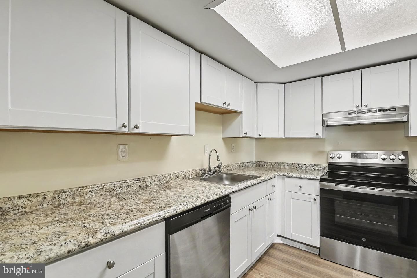 683 Towne Center Drive photo 9