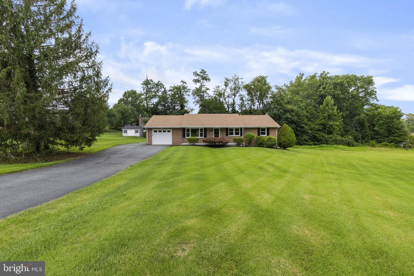 527 Stratford Road photo 43