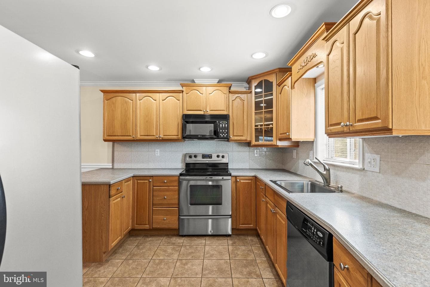408 Kentmore Terrace photo 9