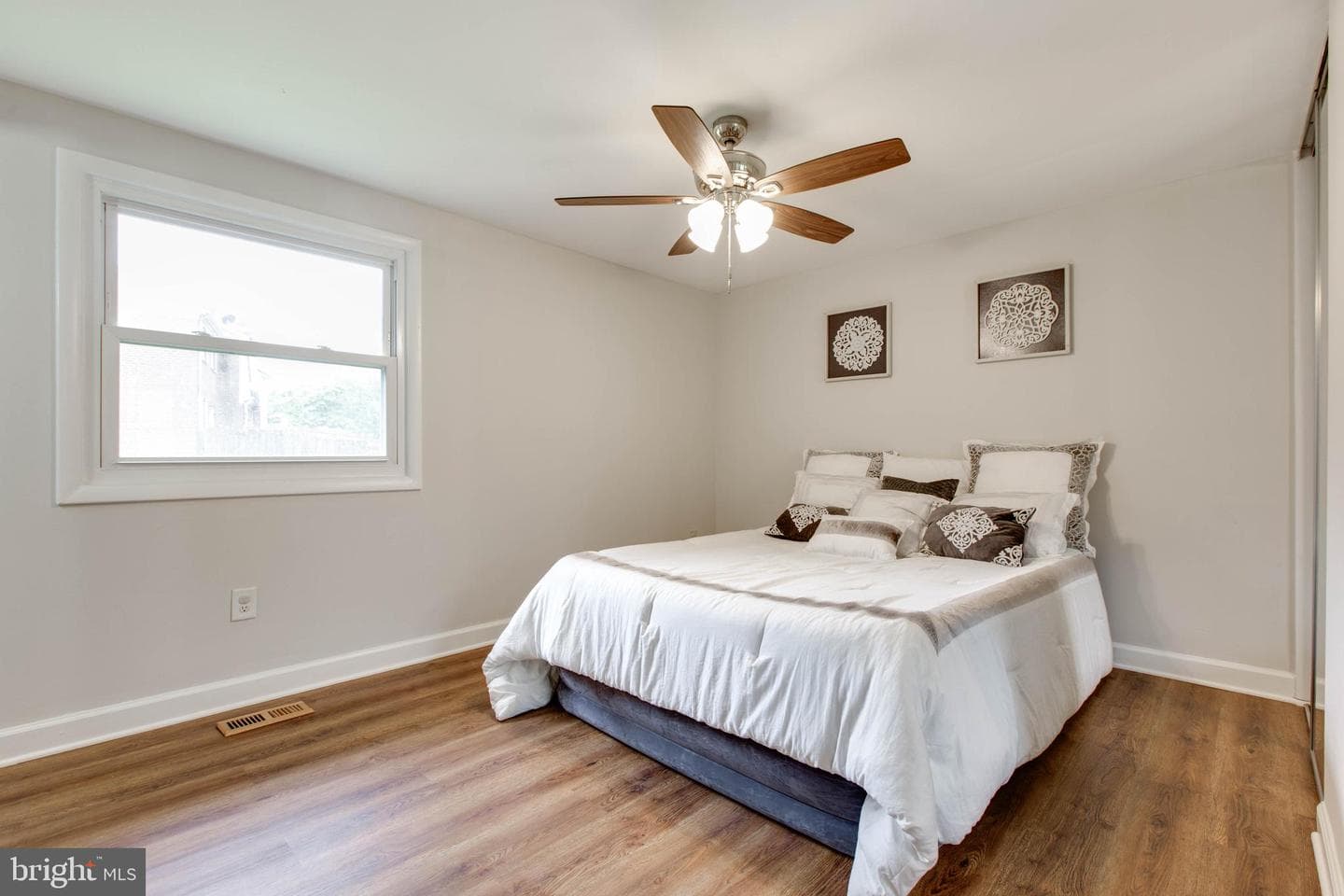 5731 Margrave Mews photo 21