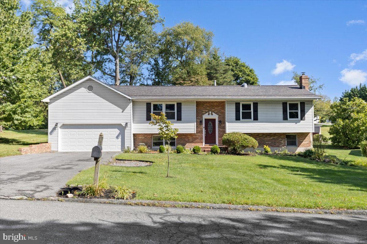 8400 Mitzy Lane photo 2