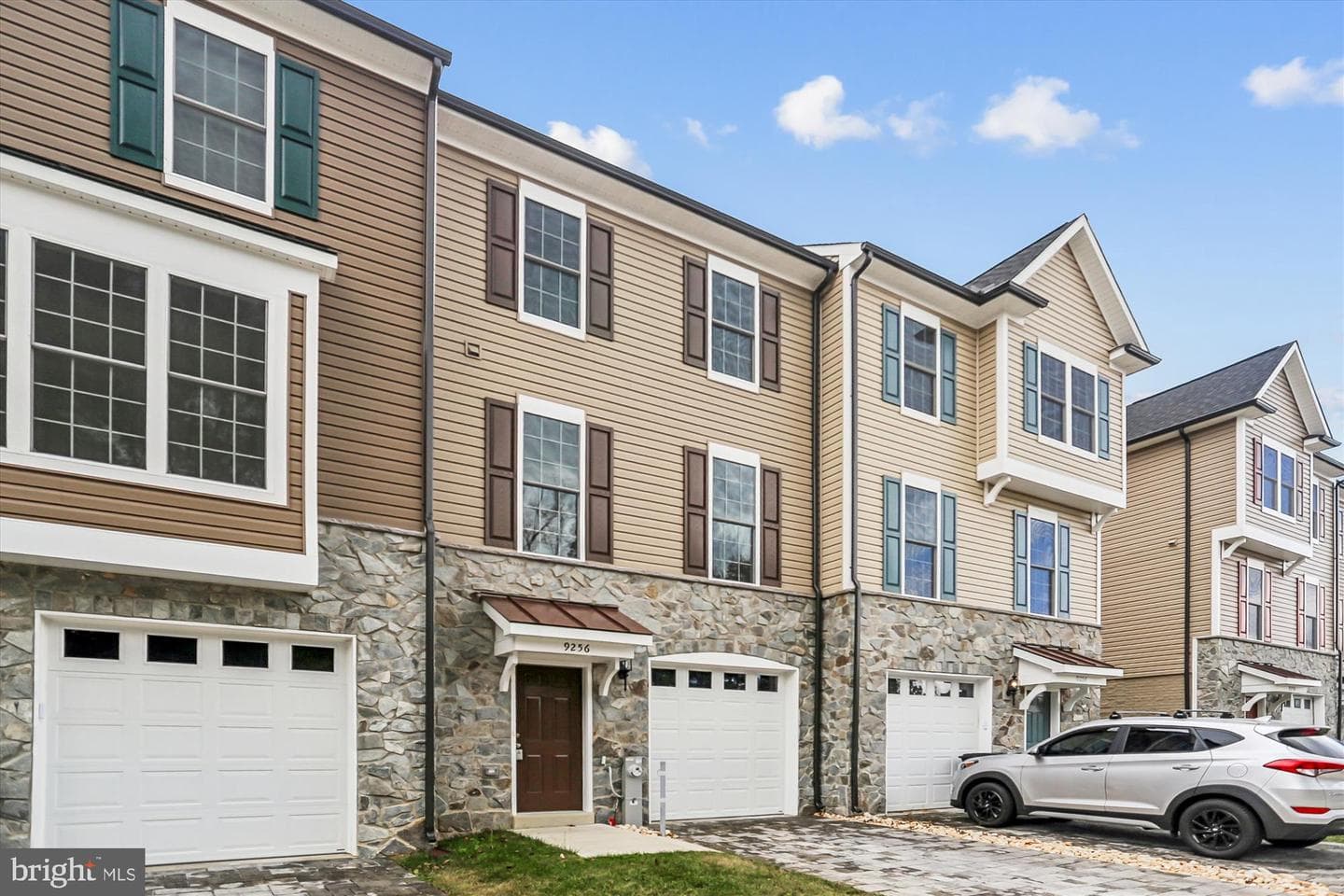 9256 Laurens Way photo 36
