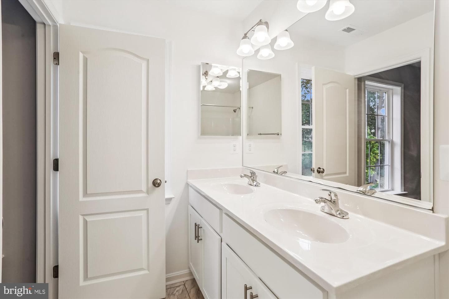9256 Laurens Way photo 4