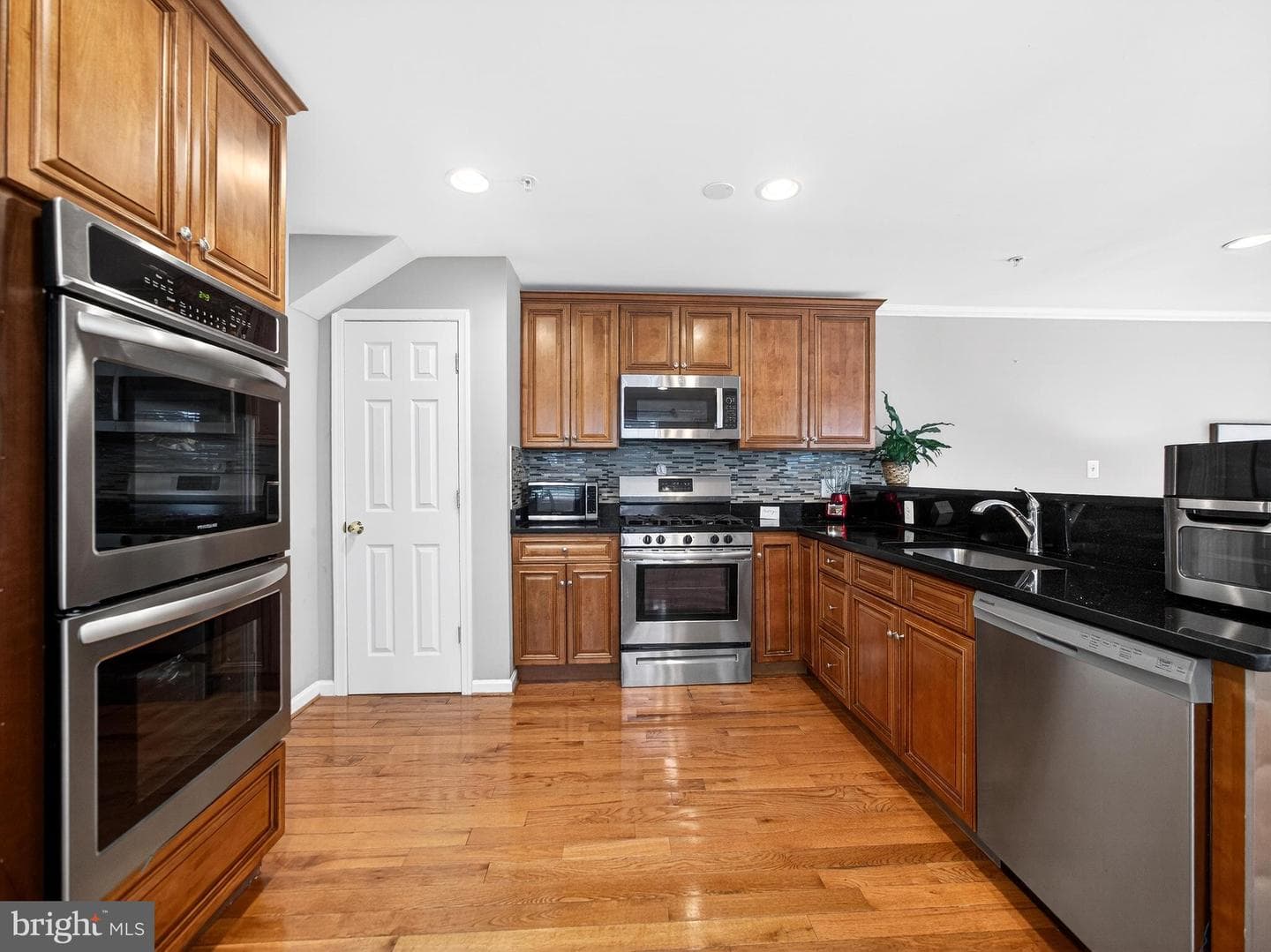 6414a Euclid Avenue photo 3