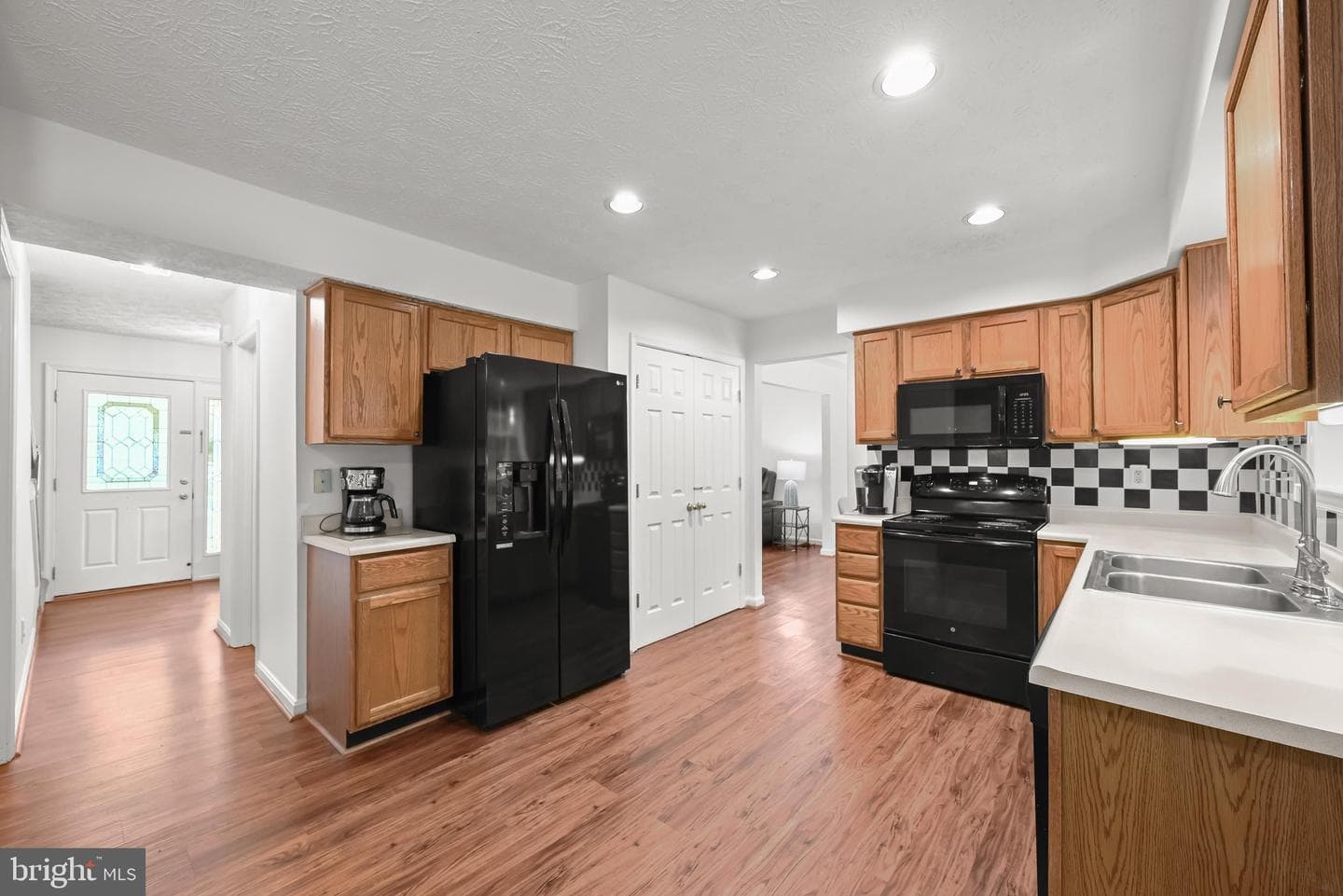 6584 Huntshire Drive photo 9
