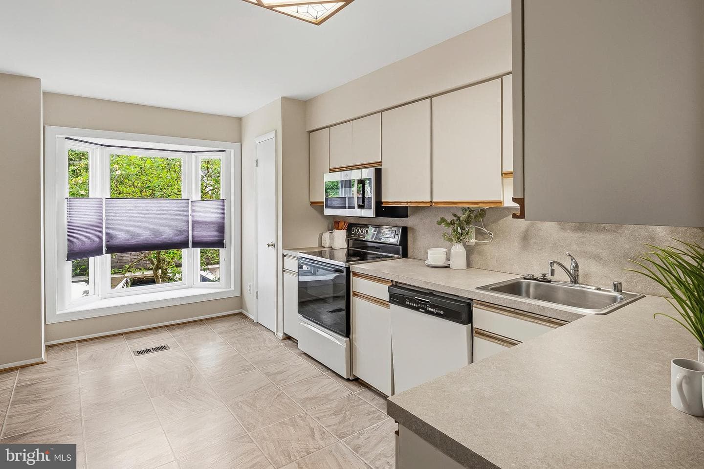 7454 Sea Change photo 7