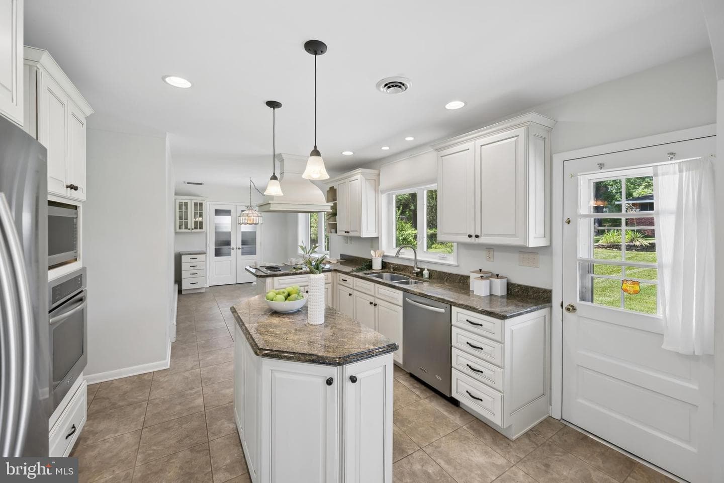 9710 Hillsmere Road photo 3