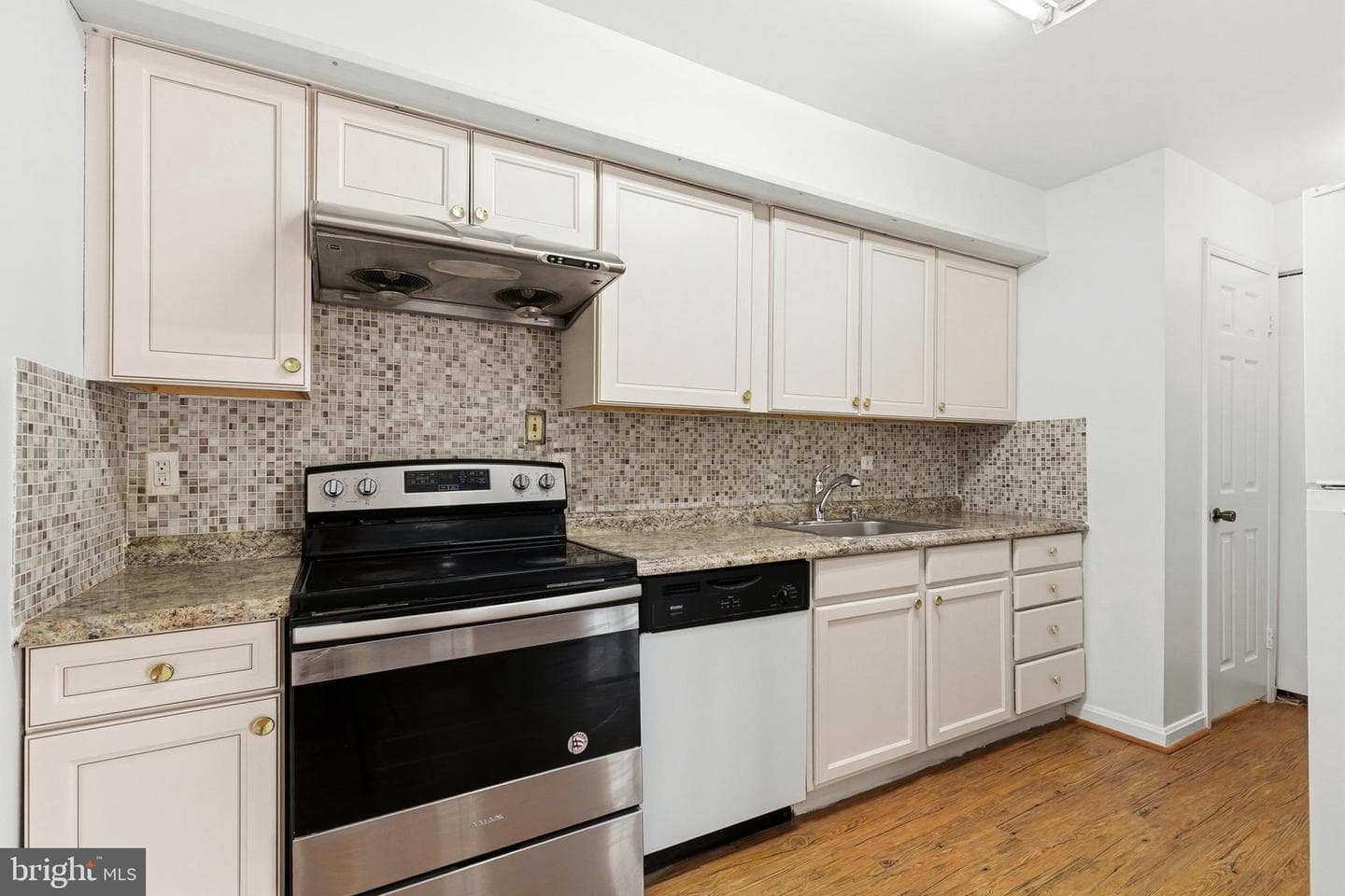 9075 N Laurel Road #o photo 11