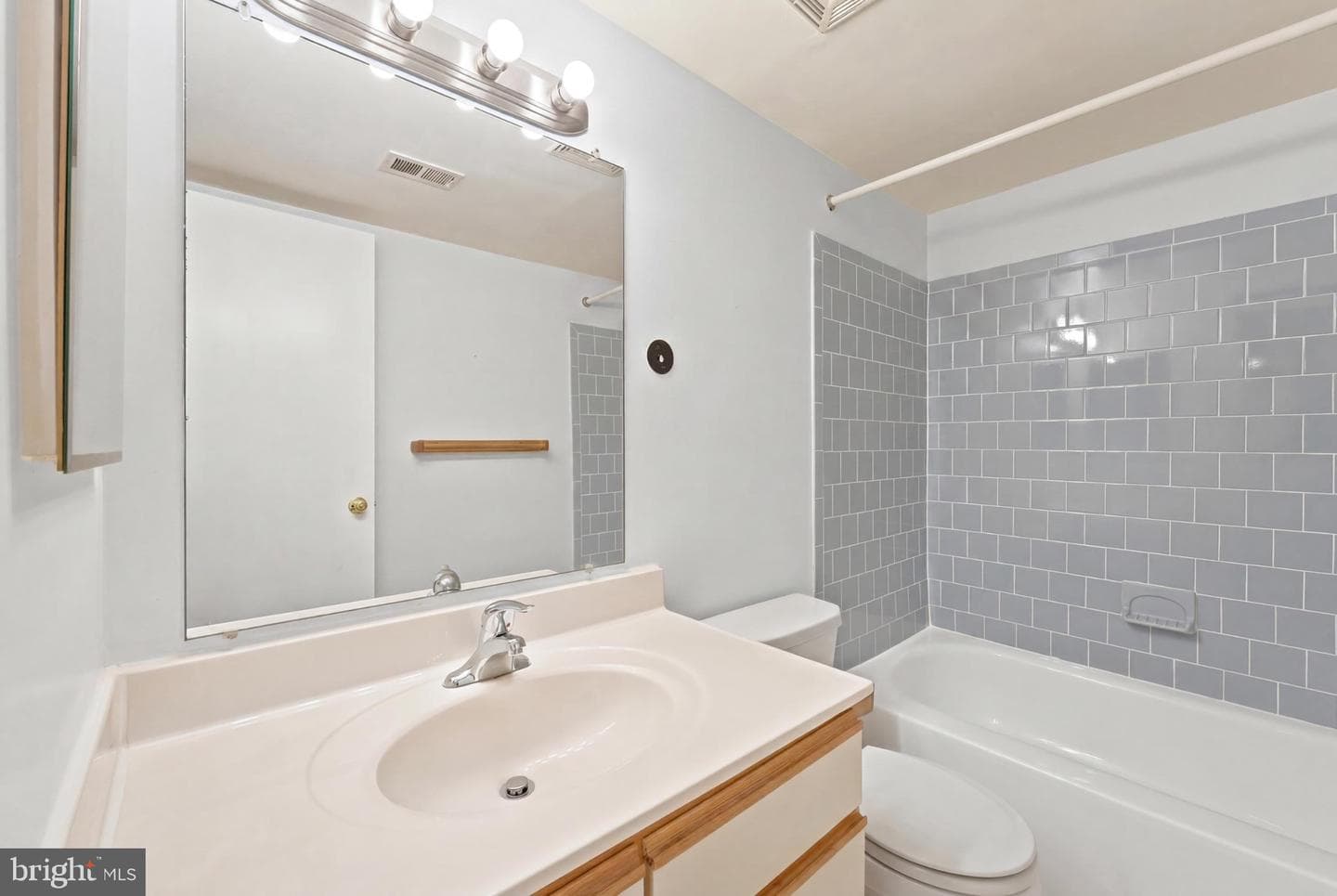 6003 Majors Lane #8 O20 photo 12