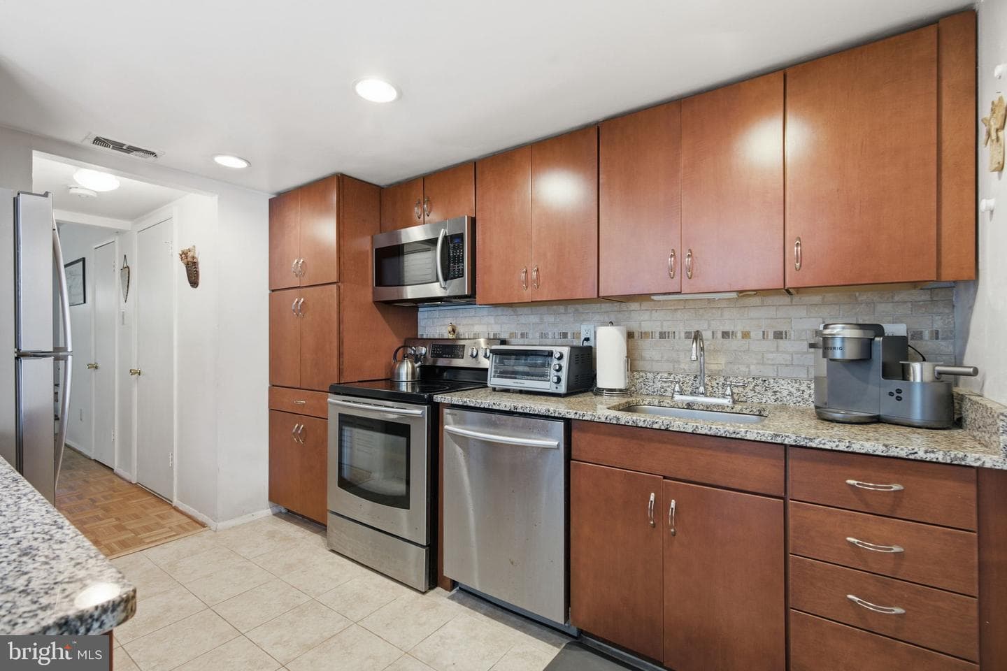 5460 Gloucester Road photo 18