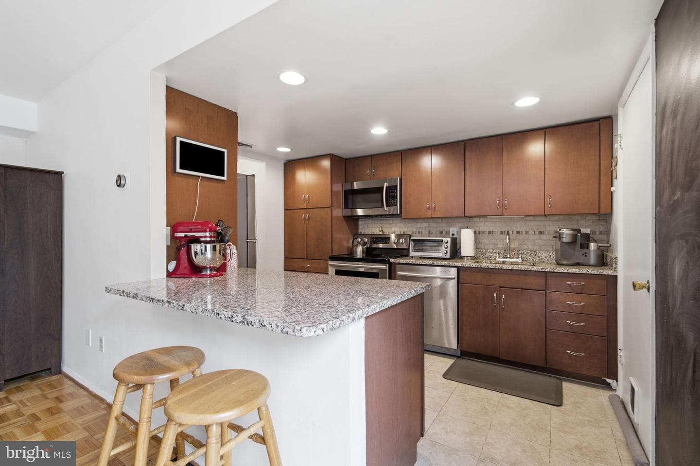 5460 Gloucester Road photo 20