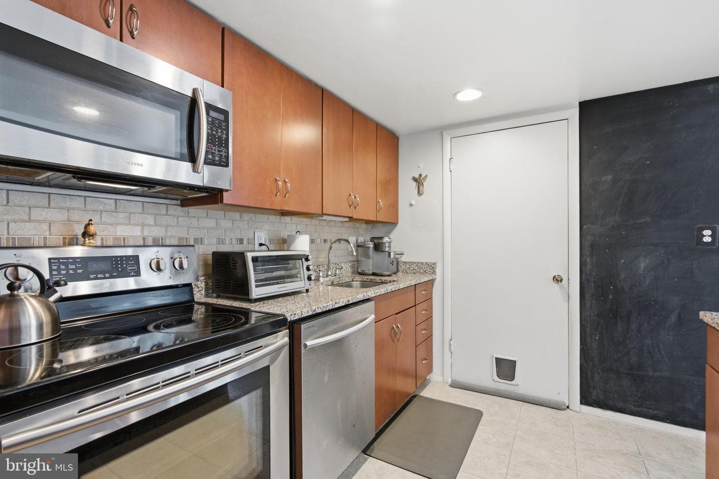 5460 Gloucester Road photo 21