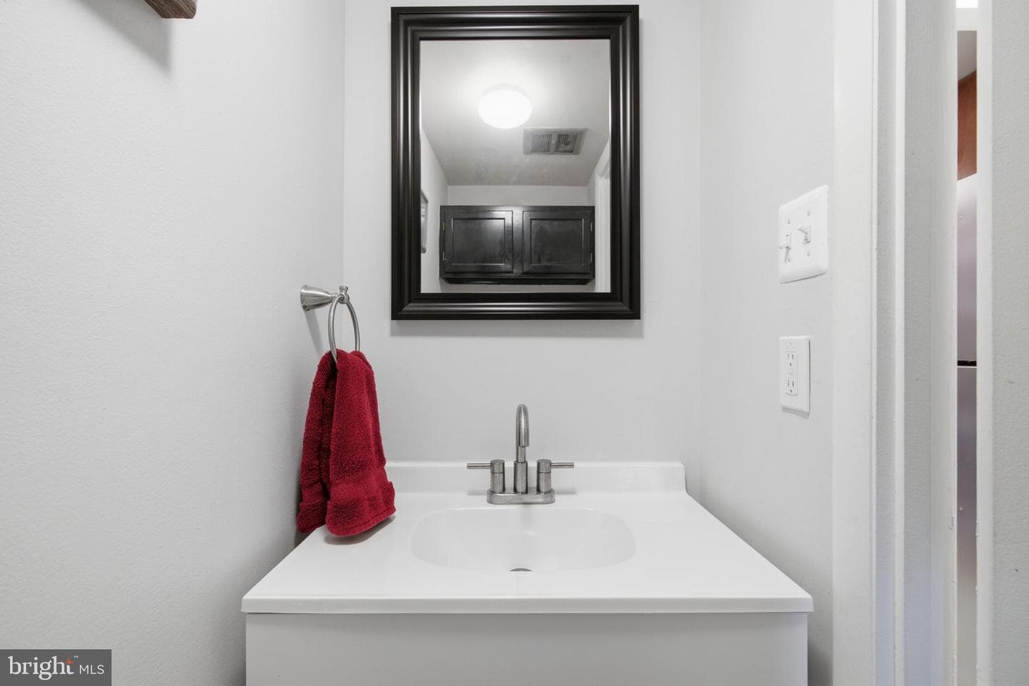 5460 Gloucester Road photo 24