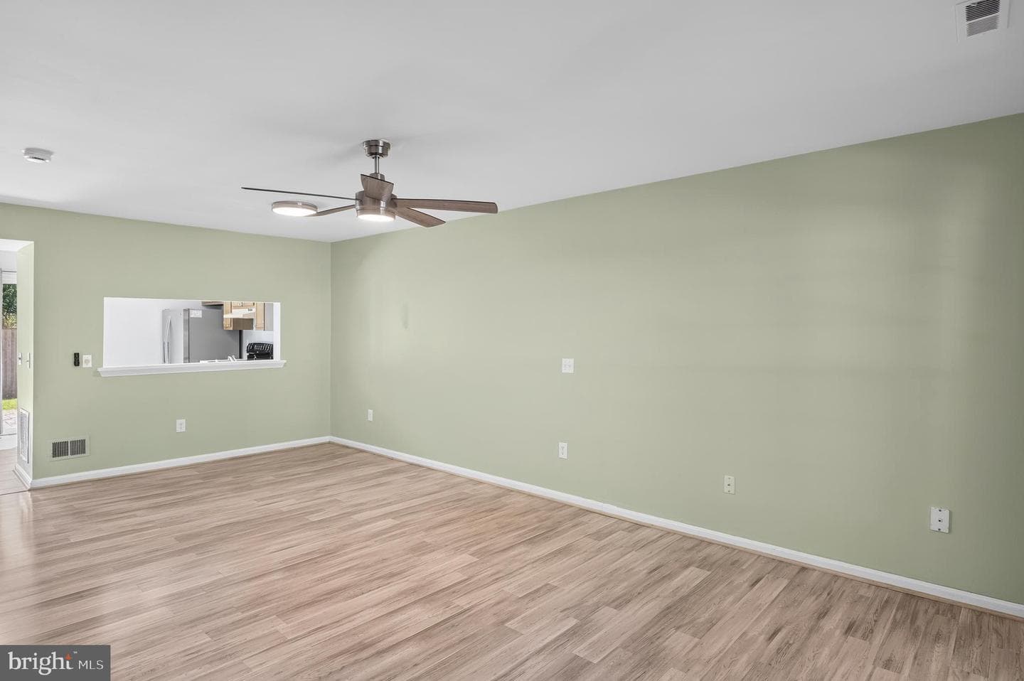 9614 Hingston Dwns photo 3