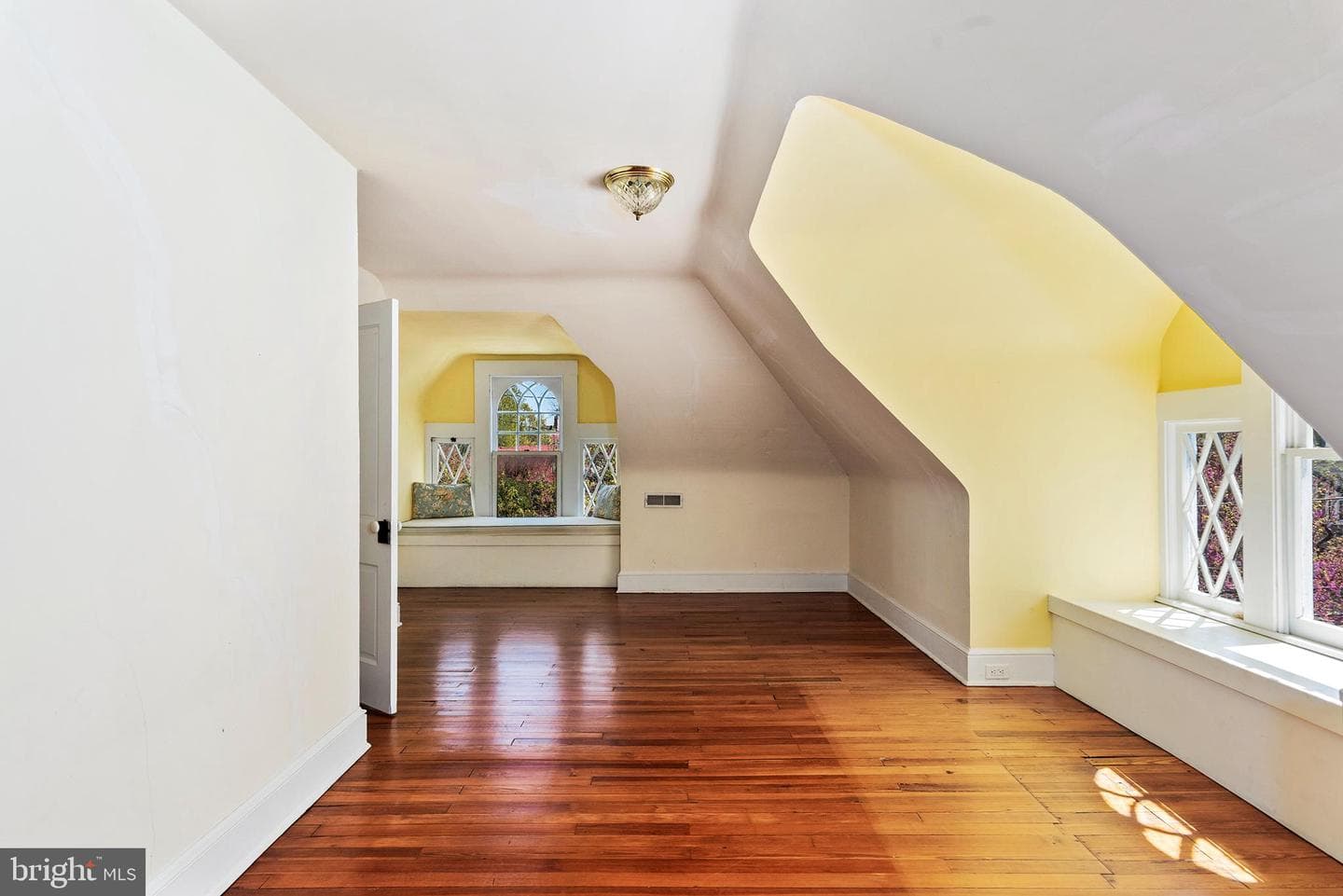 108 N Queen Street photo 35