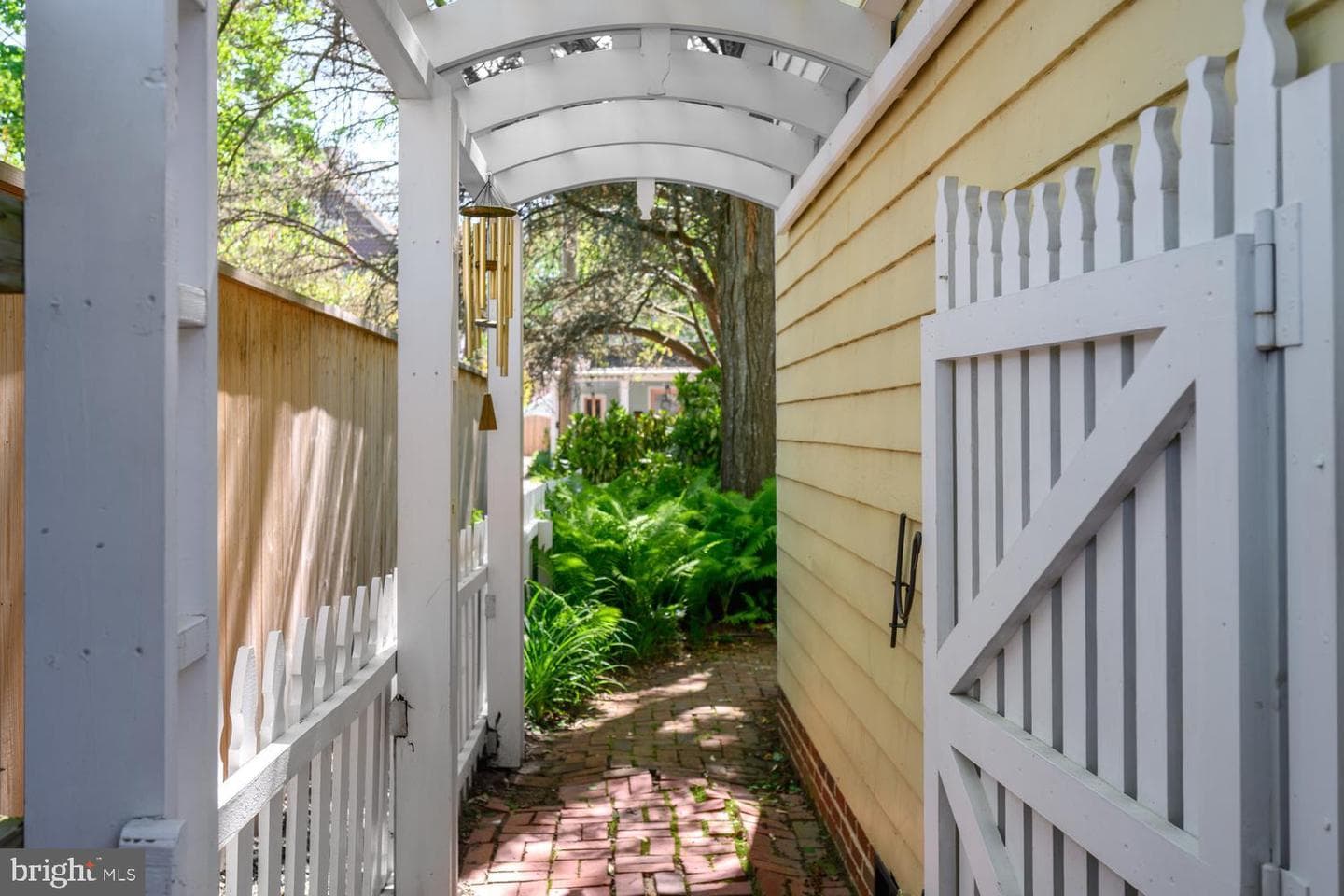 106 Queen Street S photo 21