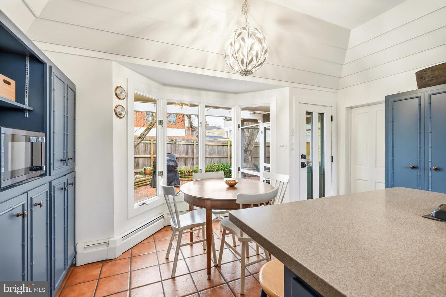 106 Queen Street S photo 41
