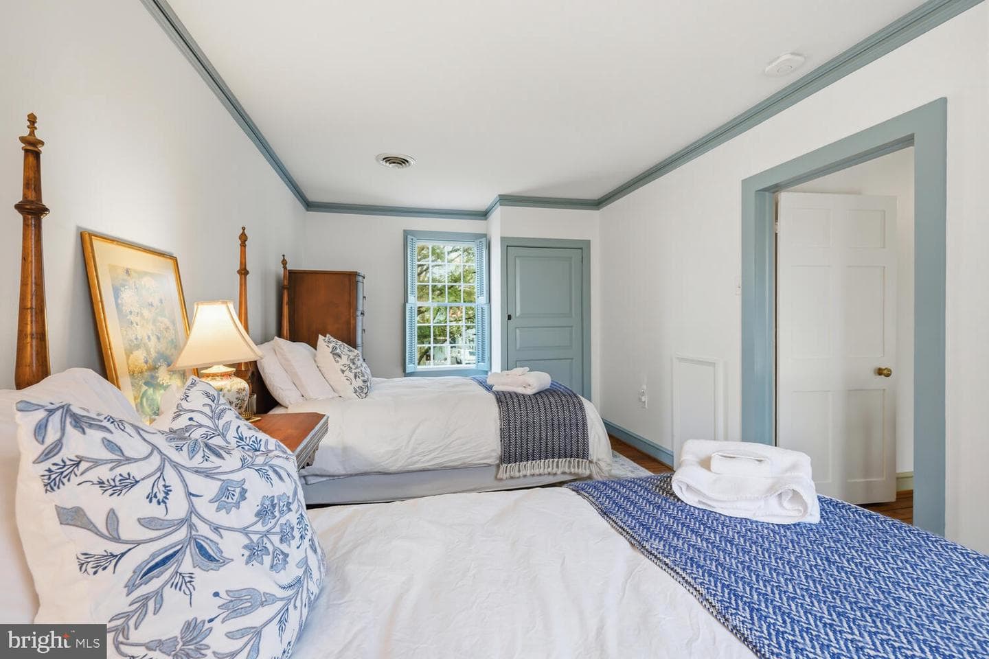106 Queen Street S photo 56