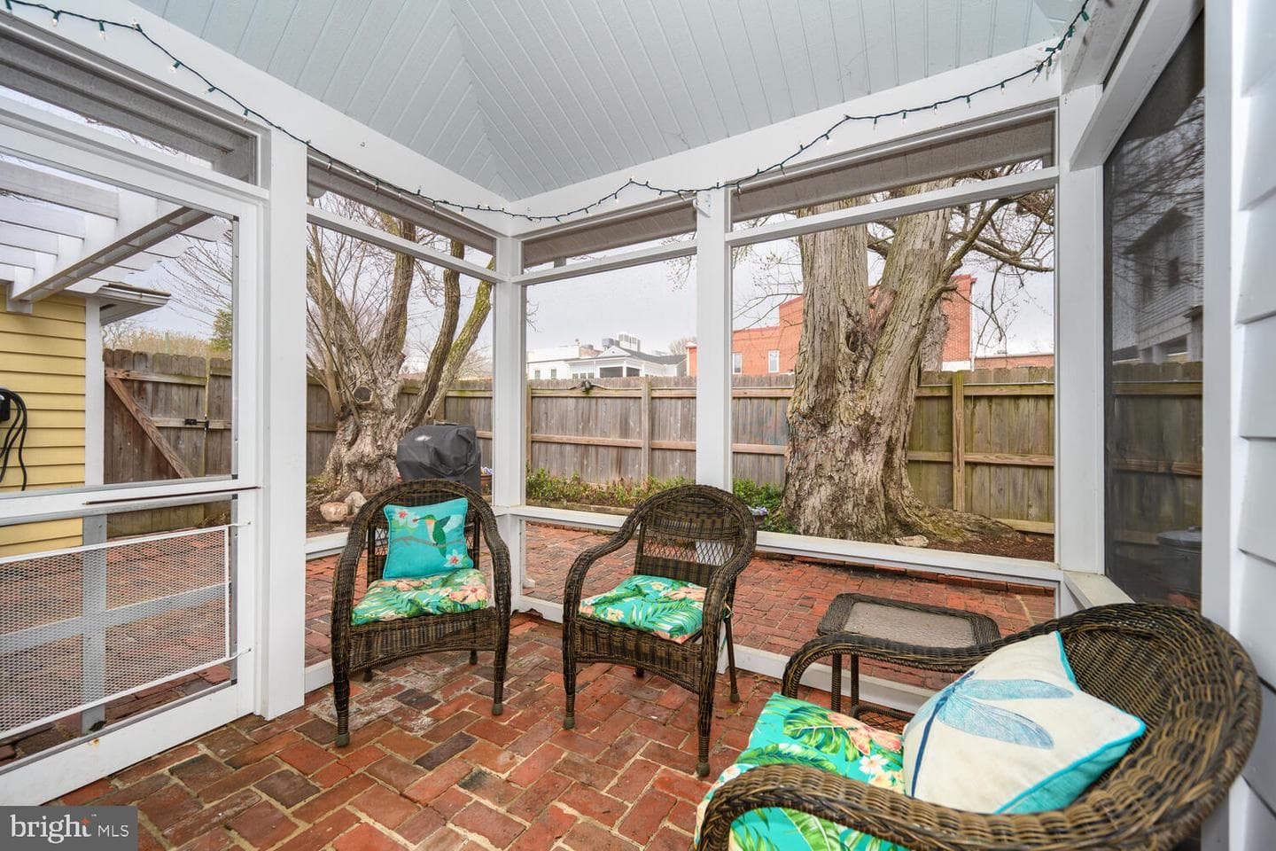 106 Queen Street S photo 63