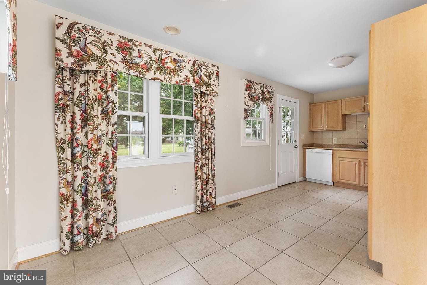 896 Washington Ave photo 10