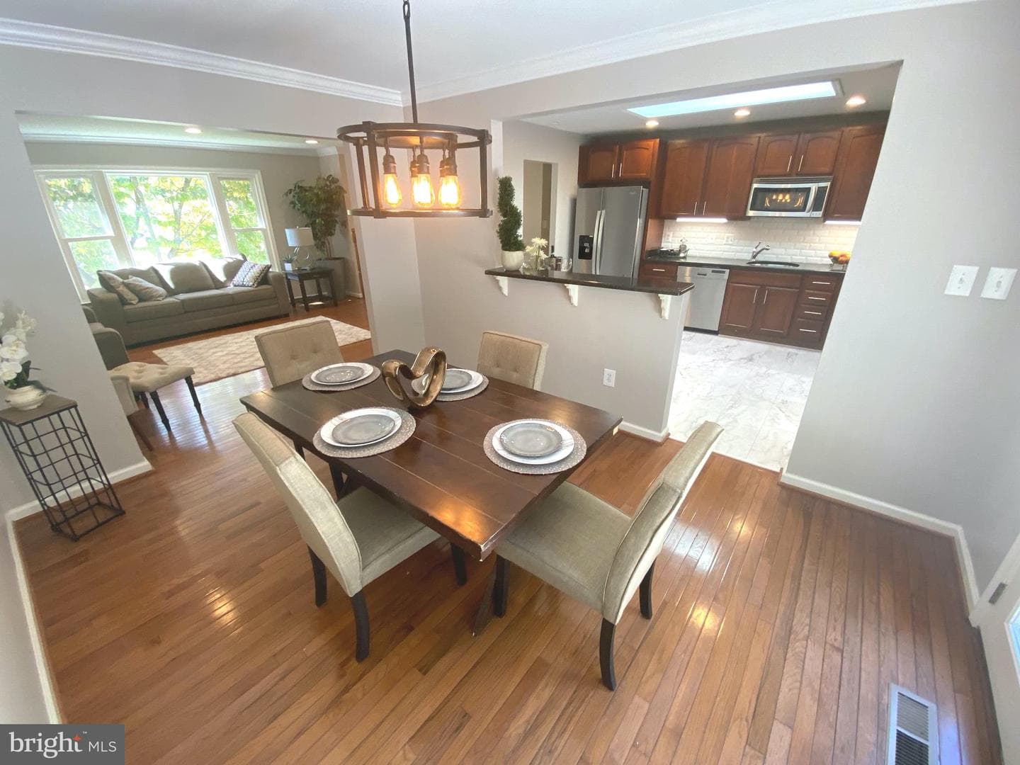 2412 Glenmore Terrace photo 7