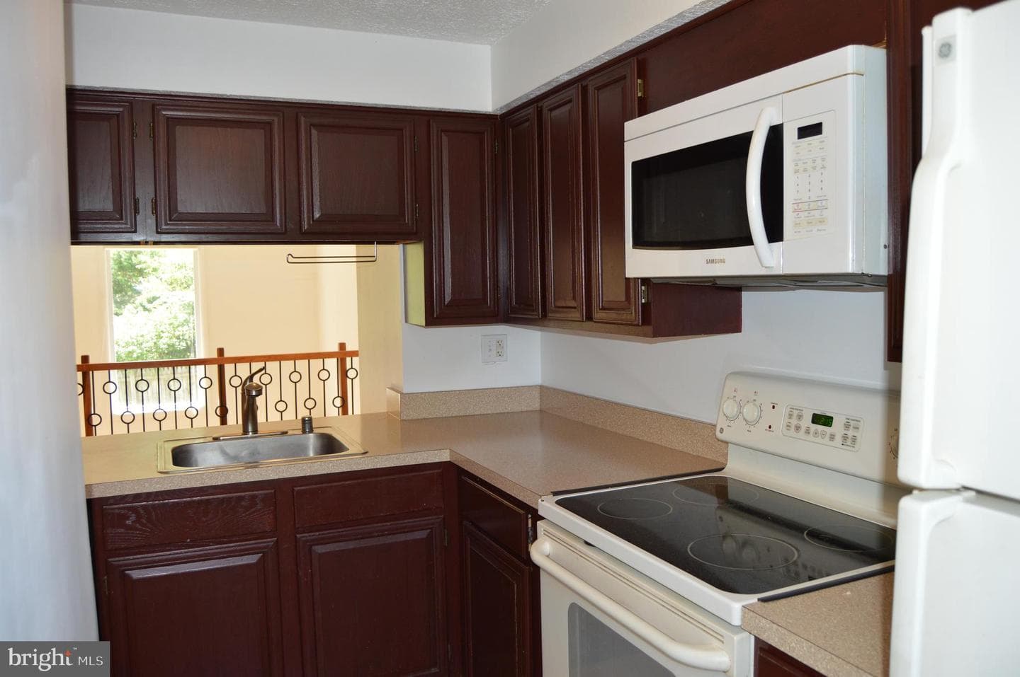 2947 Shepperton Terrace photo 3