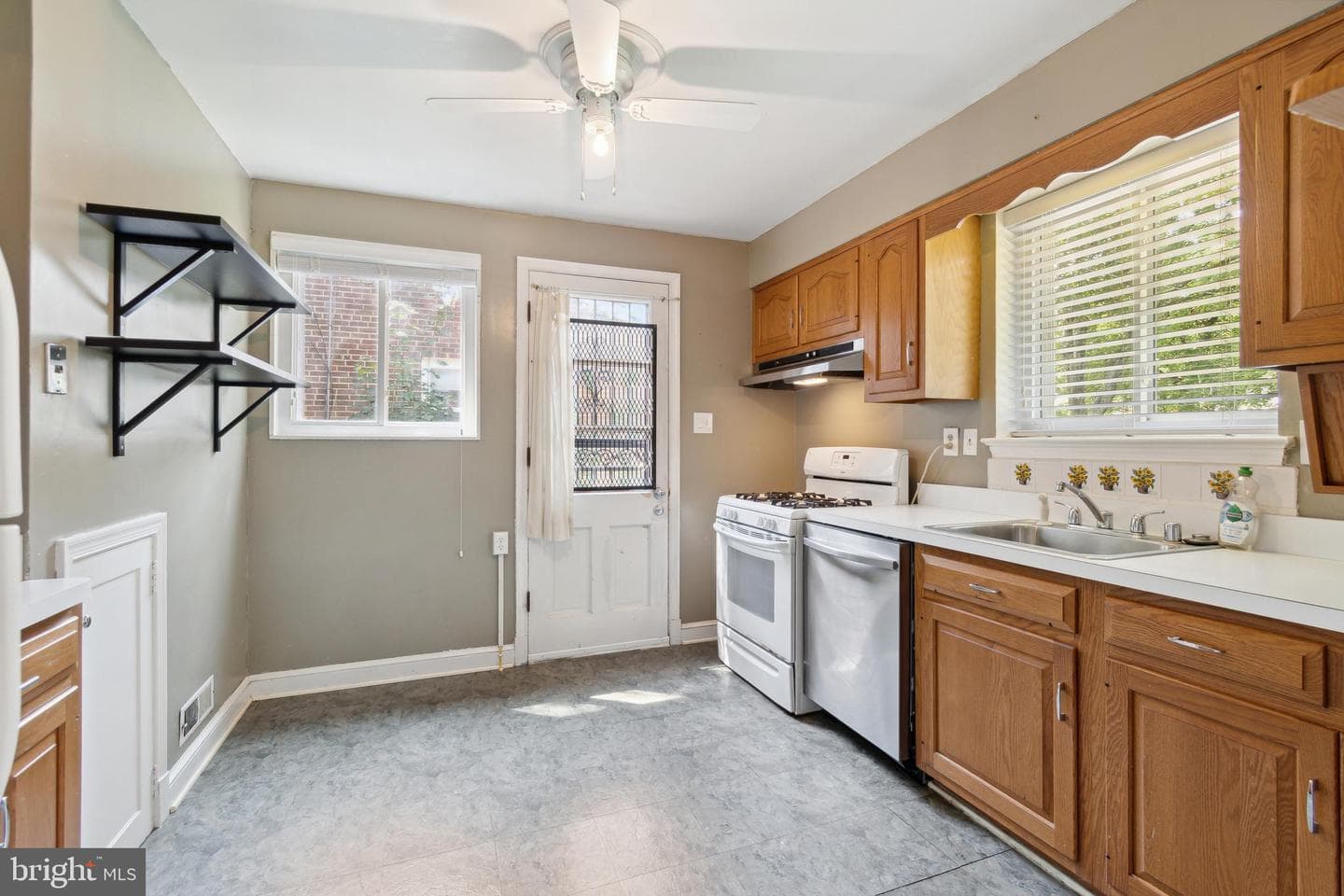 10117 Renfrew Road photo 8