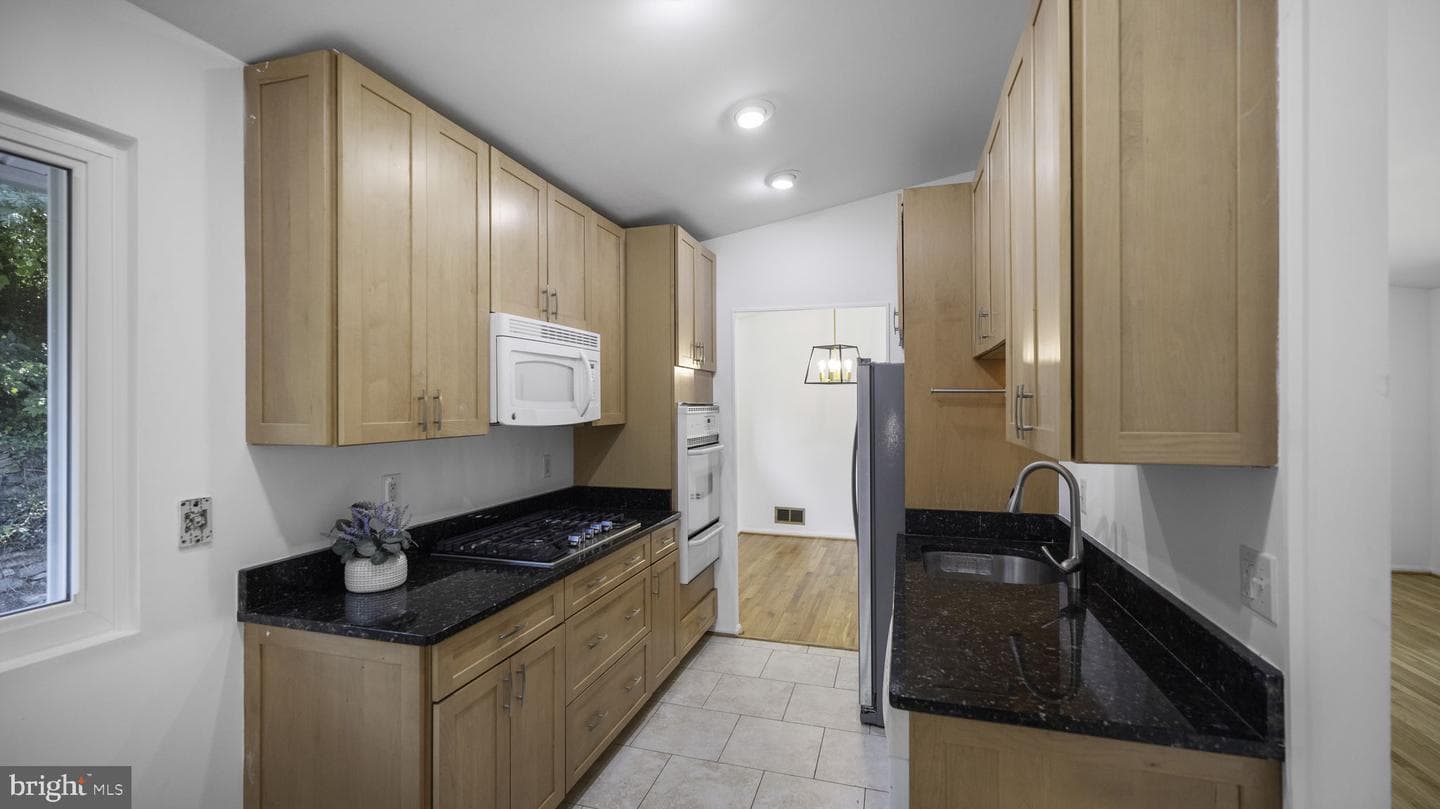 5021 Adrian Street photo 7