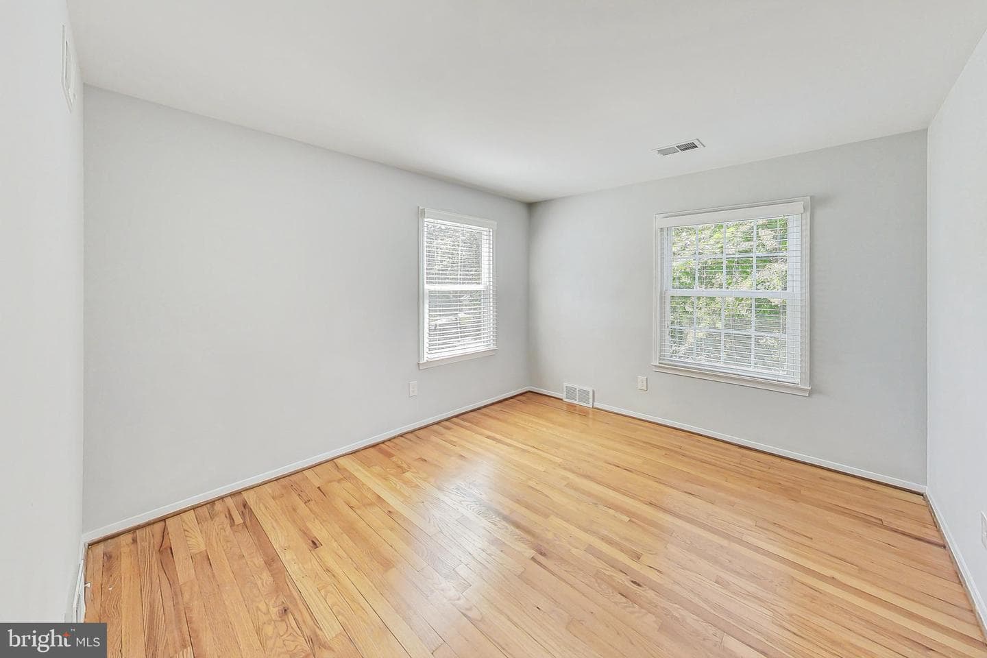 11017 Gainsborough Road photo 32