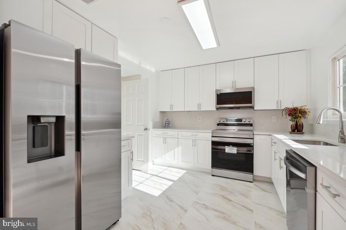 1831 Featherwood Street photo 32