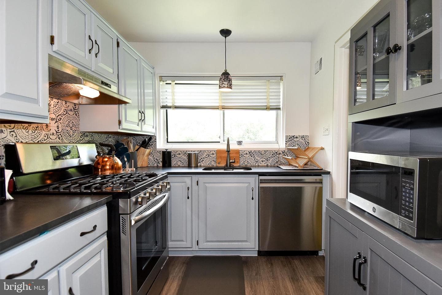 10613 Weymouth Street #201 photo 3