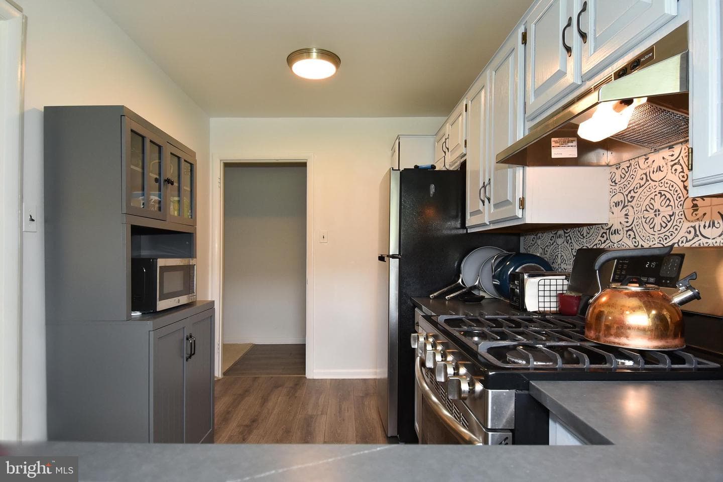 10613 Weymouth Street #201 photo 5