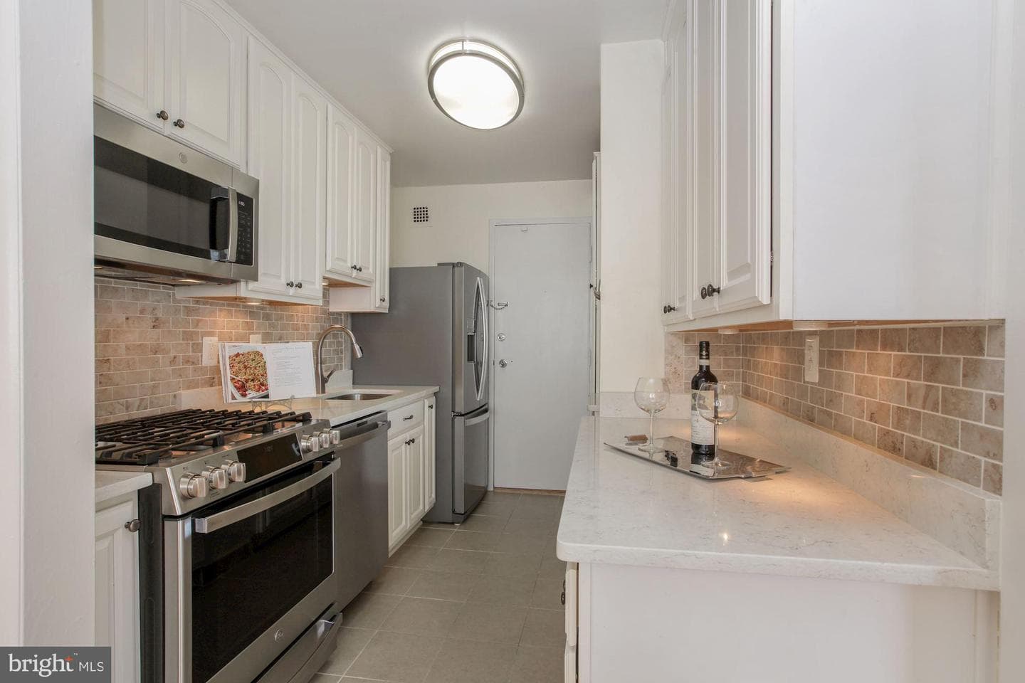 10401 Grosvenor Place #910 photo 8