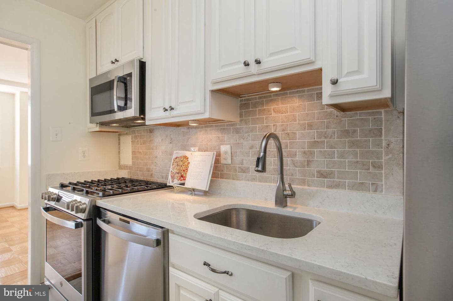 10401 Grosvenor Place #910 photo 9