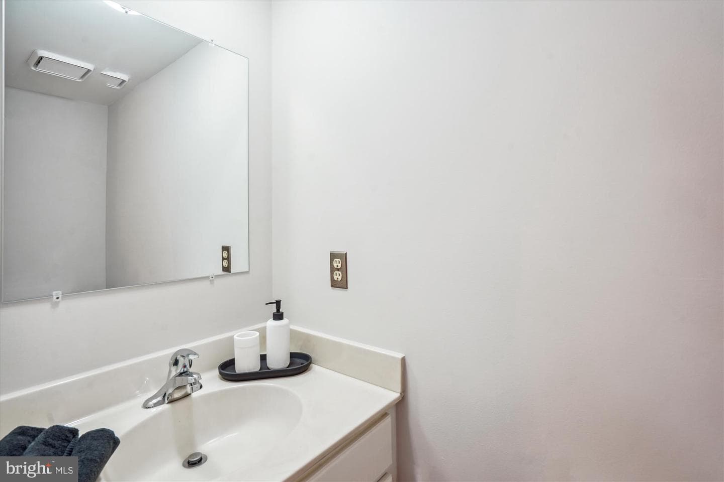 4871 Chevy Chase Drive #161 photo 10