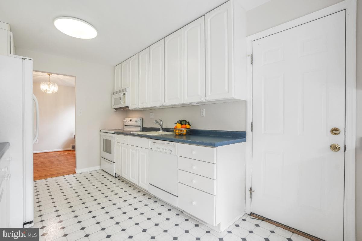 14208 Arctic Avenue photo 11