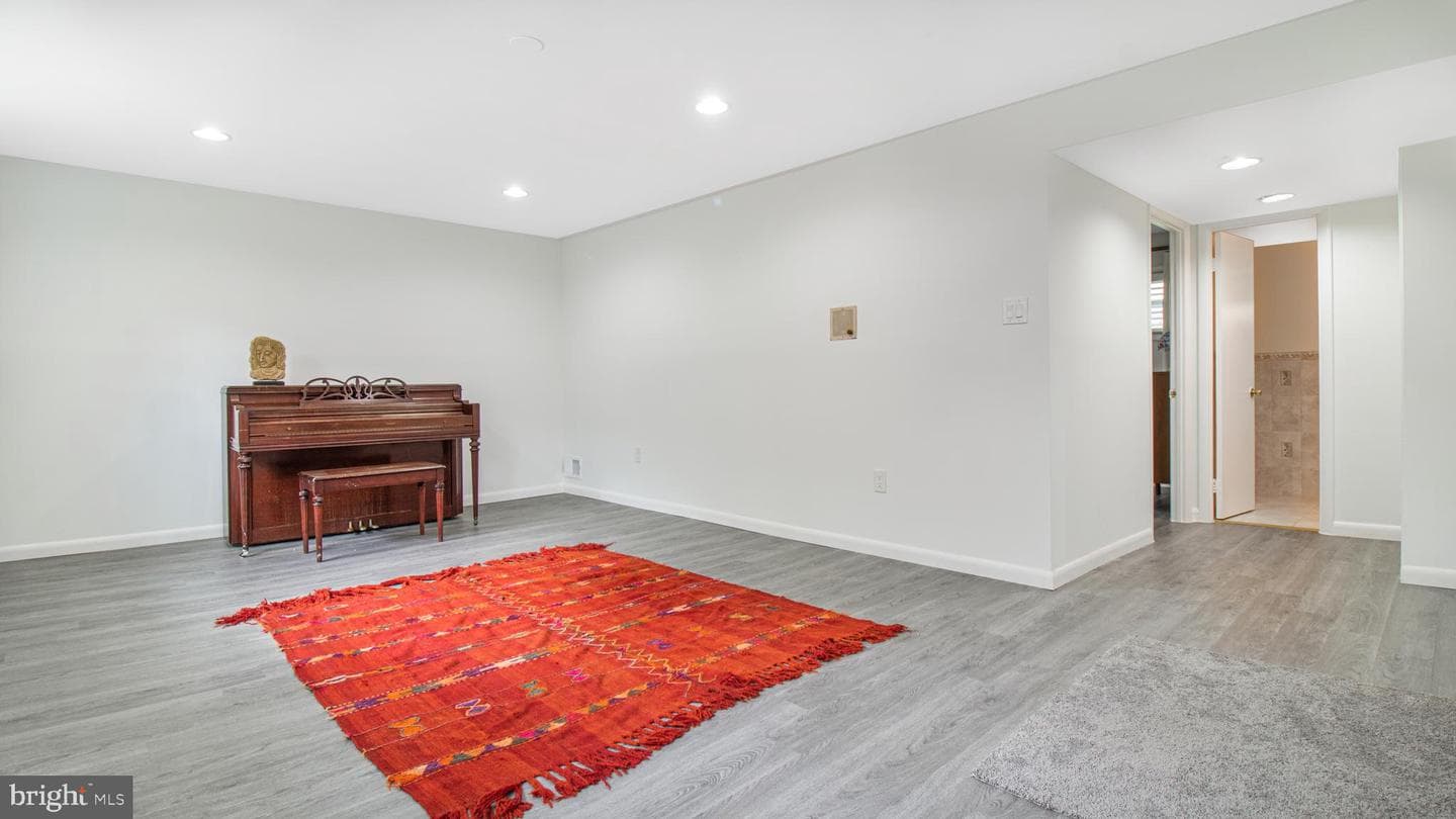 10310 Royal Road photo 38