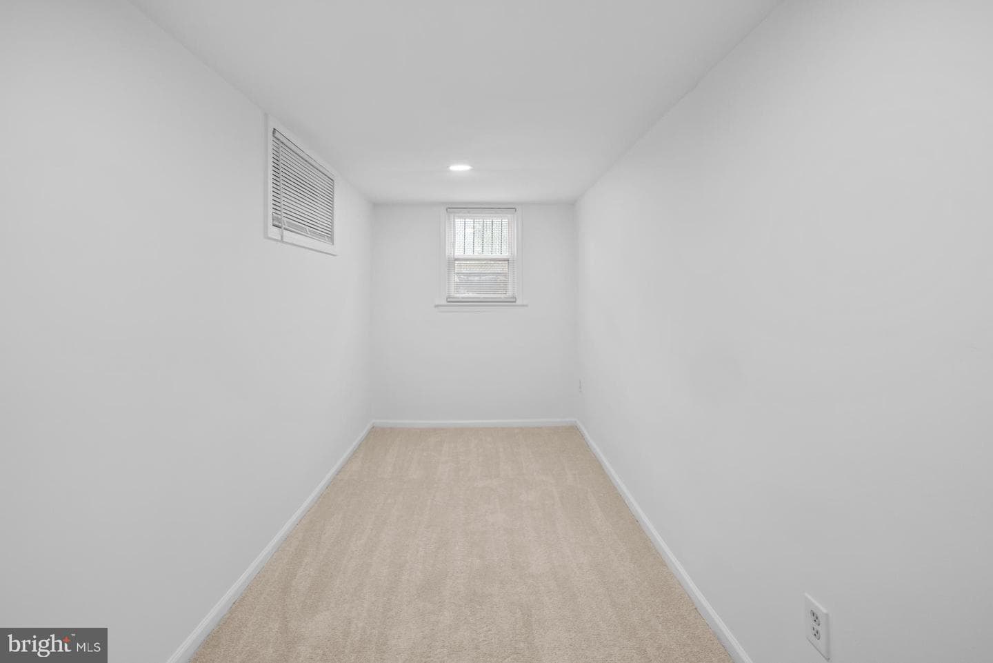950 E West Highway photo 36