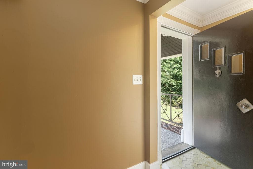 1516 Vivian Court photo 2