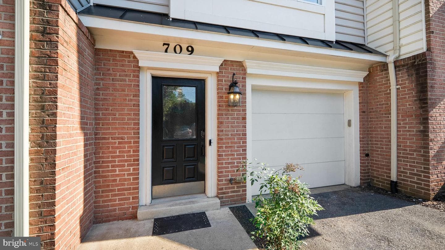 709 Glouster Knoll Drive photo 2