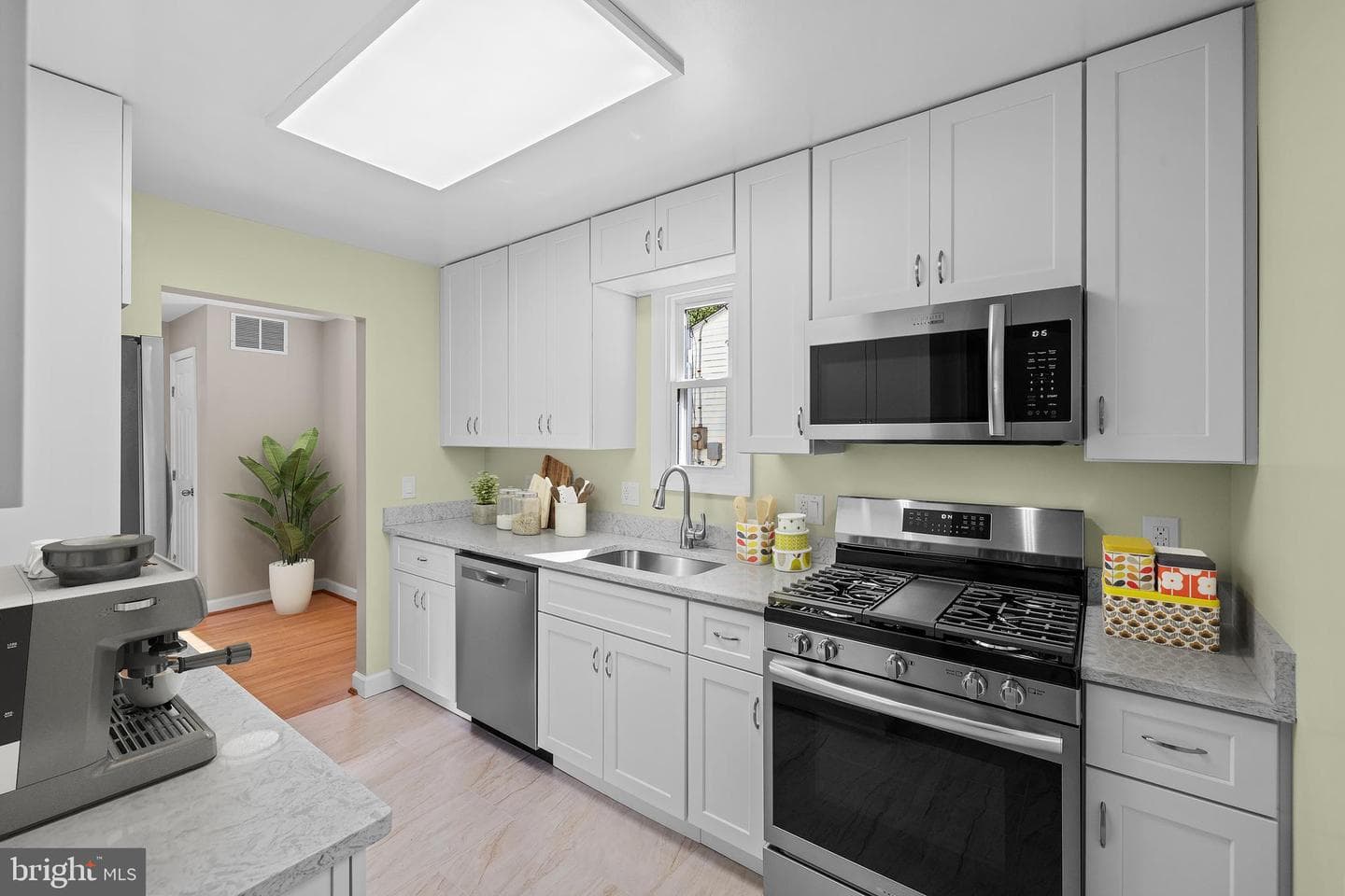 1019 Scott Avenue photo 4