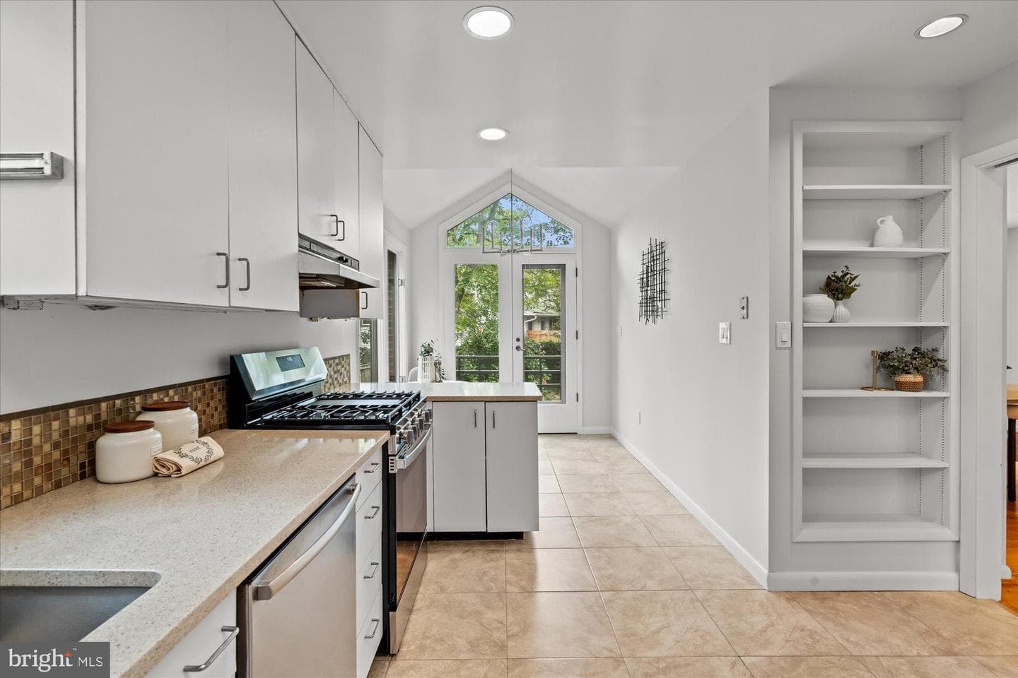 5402 Surrey Street photo 10