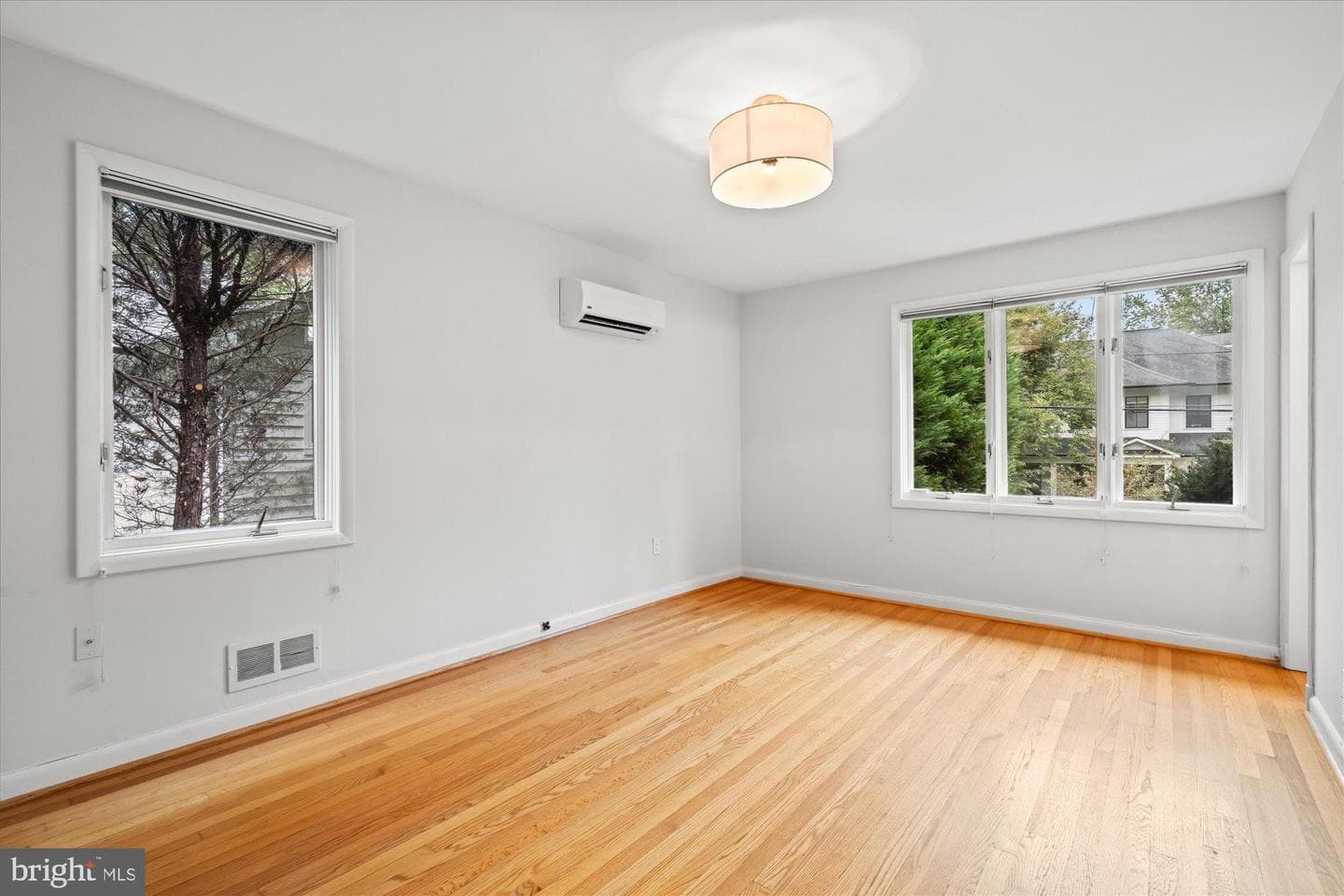 5402 Surrey Street photo 19