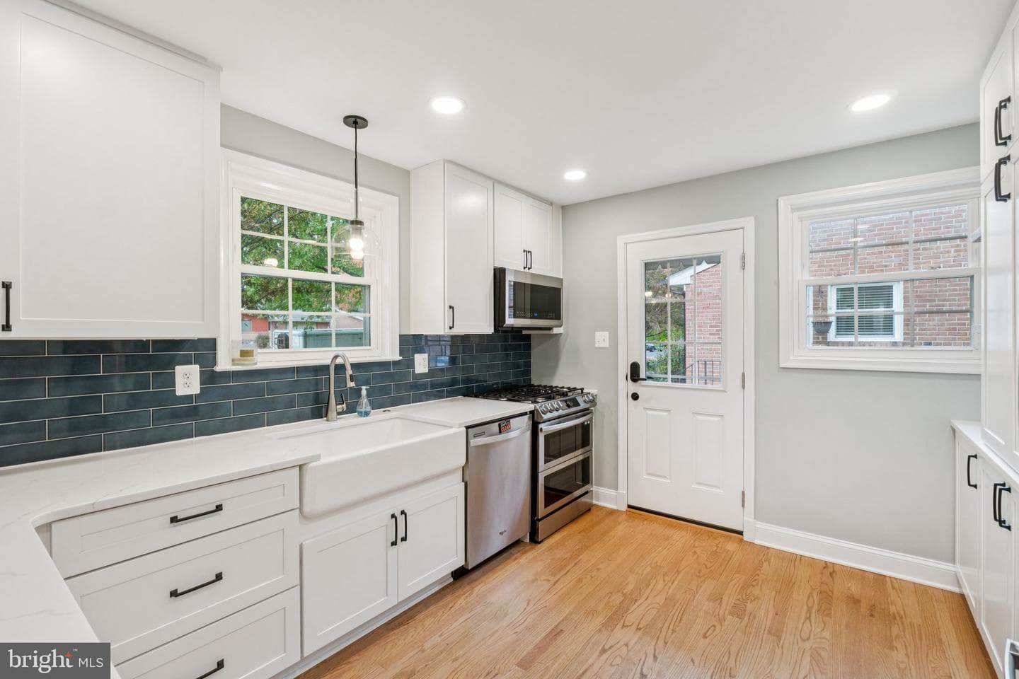 10109 Renfrew Road photo 4