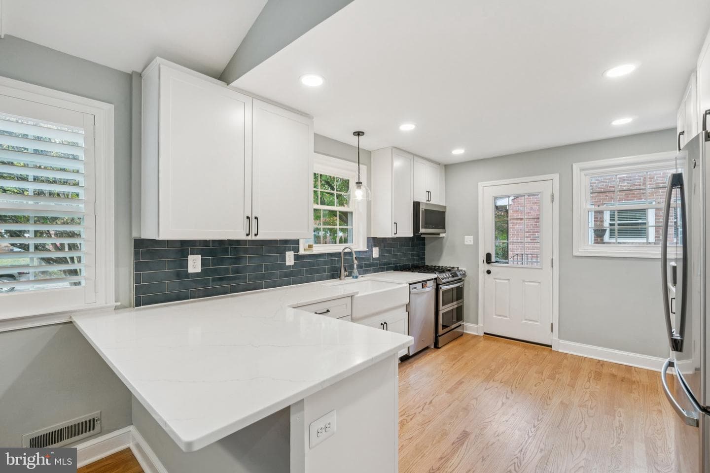 10109 Renfrew Road photo 6