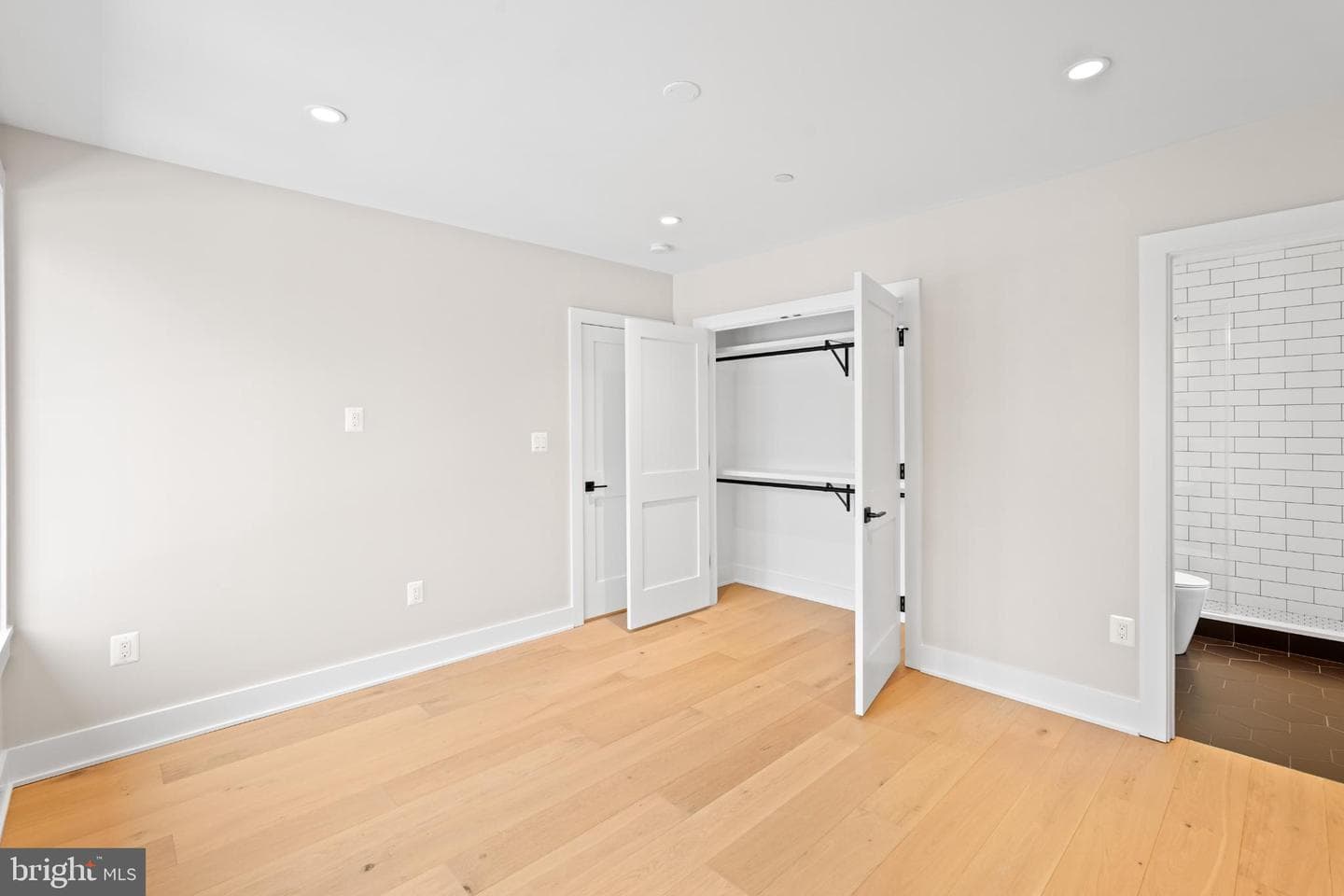 9909 Dickens Ave photo 32
