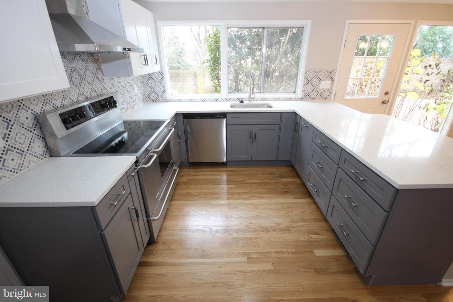 19115 Roman Way photo 3