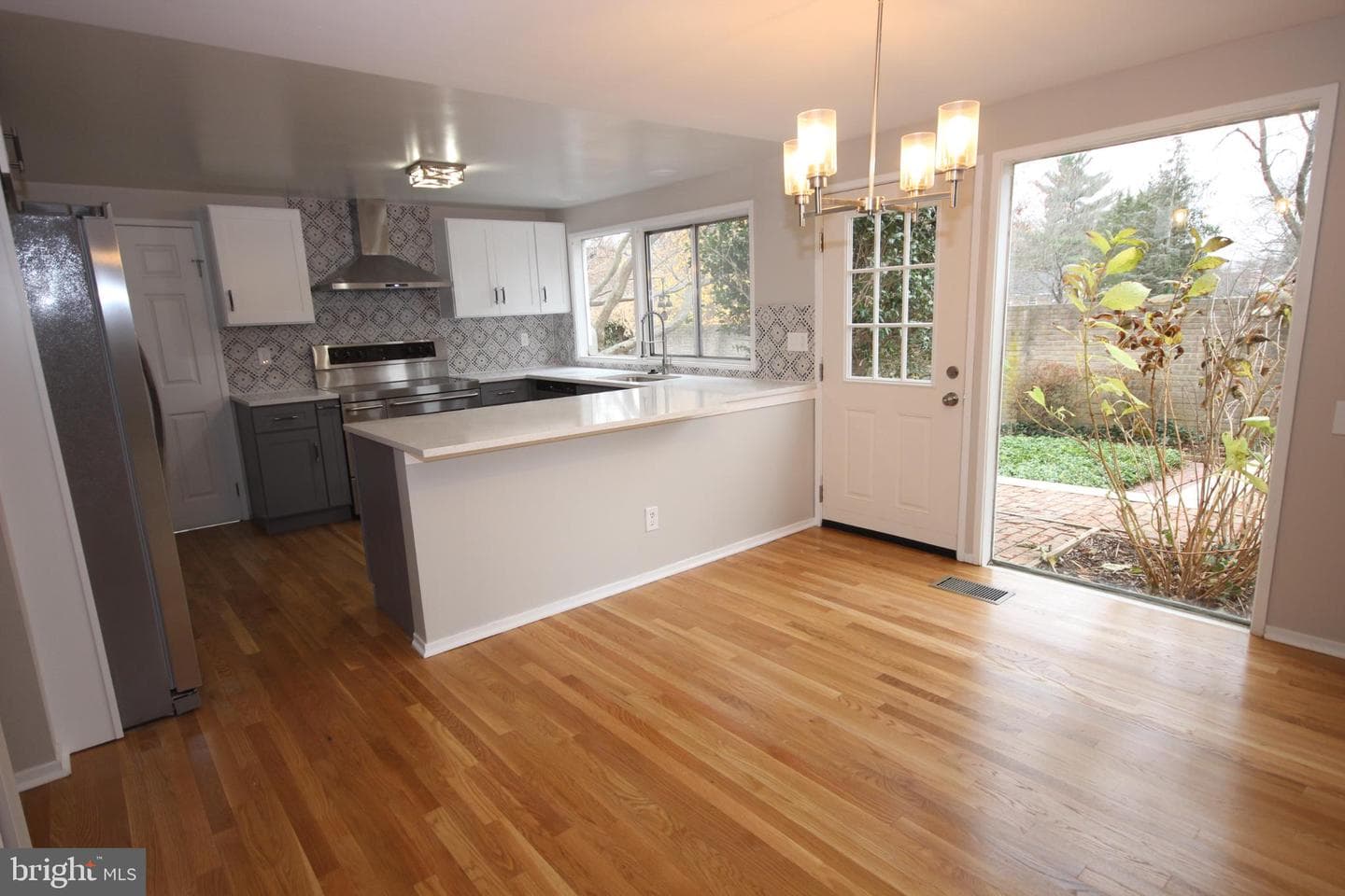 19115 Roman Way photo 4