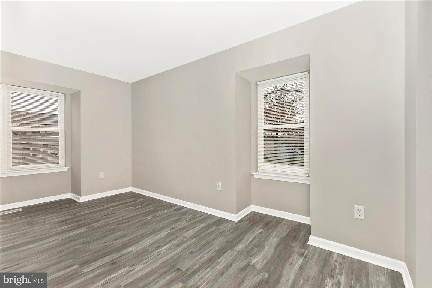 2861 Shepperton Terrace photo 4