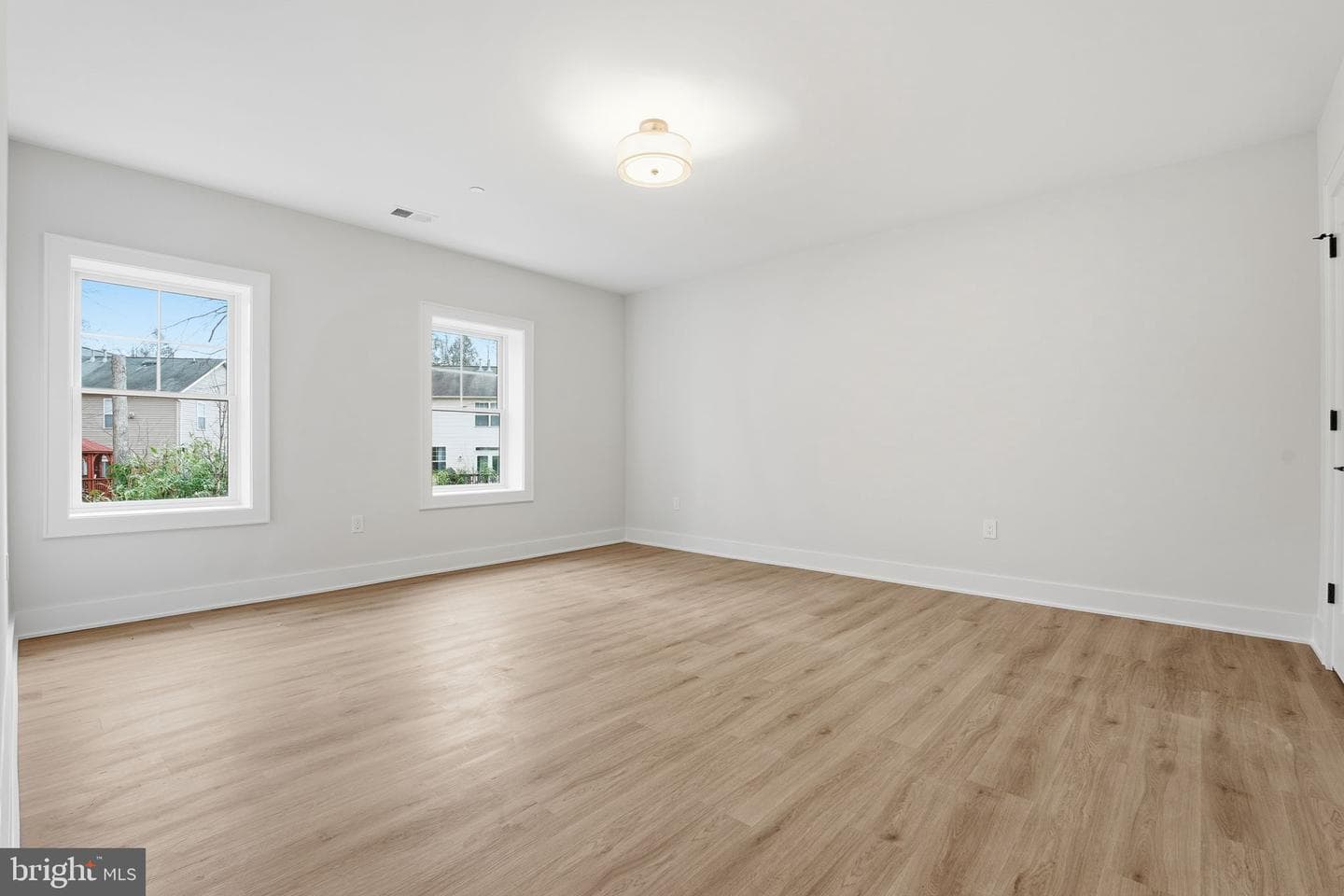 3835 Lawrence Avenue photo 31